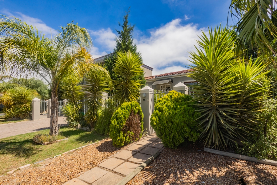 6 Bedroom Property for Sale in Uitzicht Western Cape